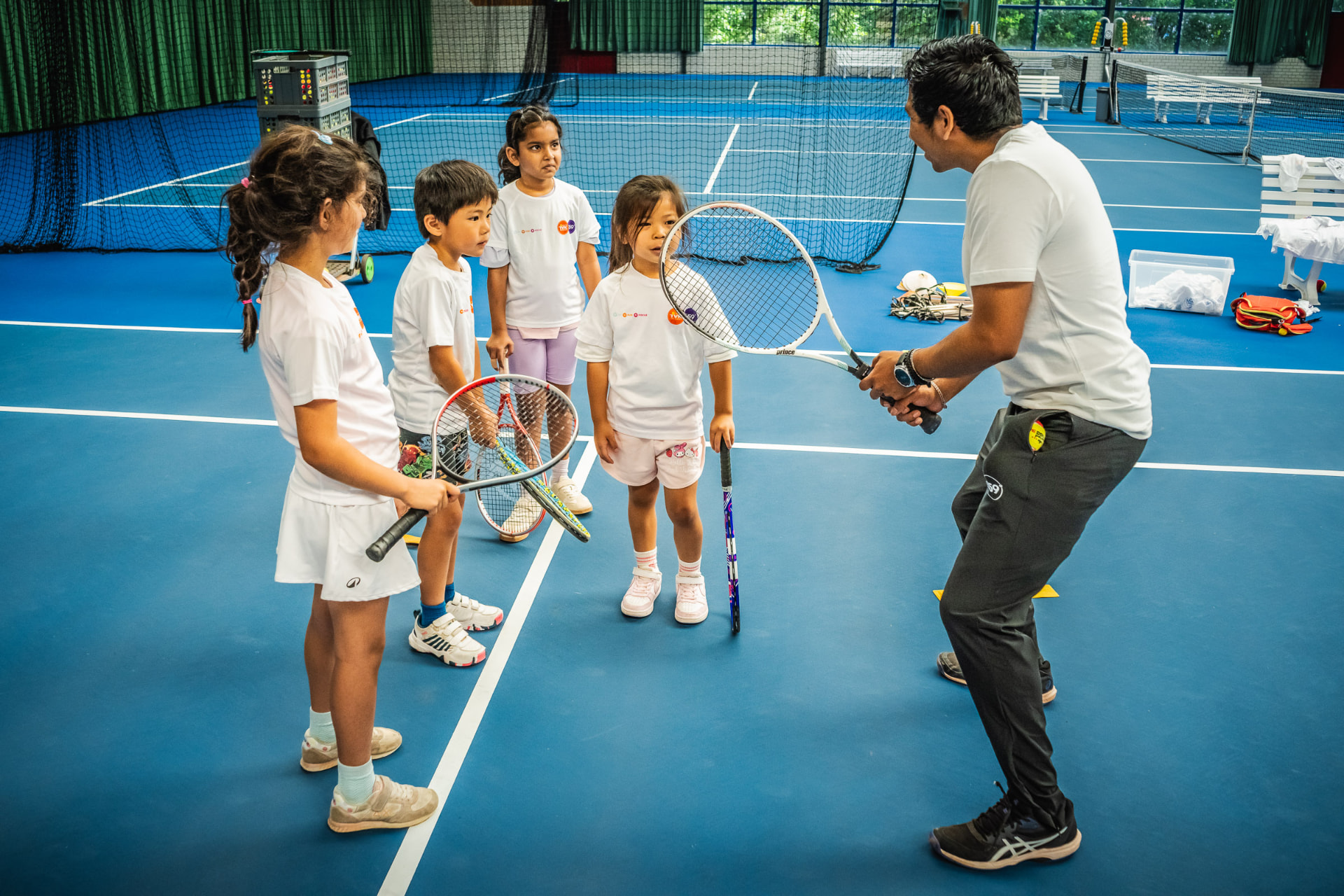 Coach explaining the grip to young players — 359.tennis, NTC Amstelveen