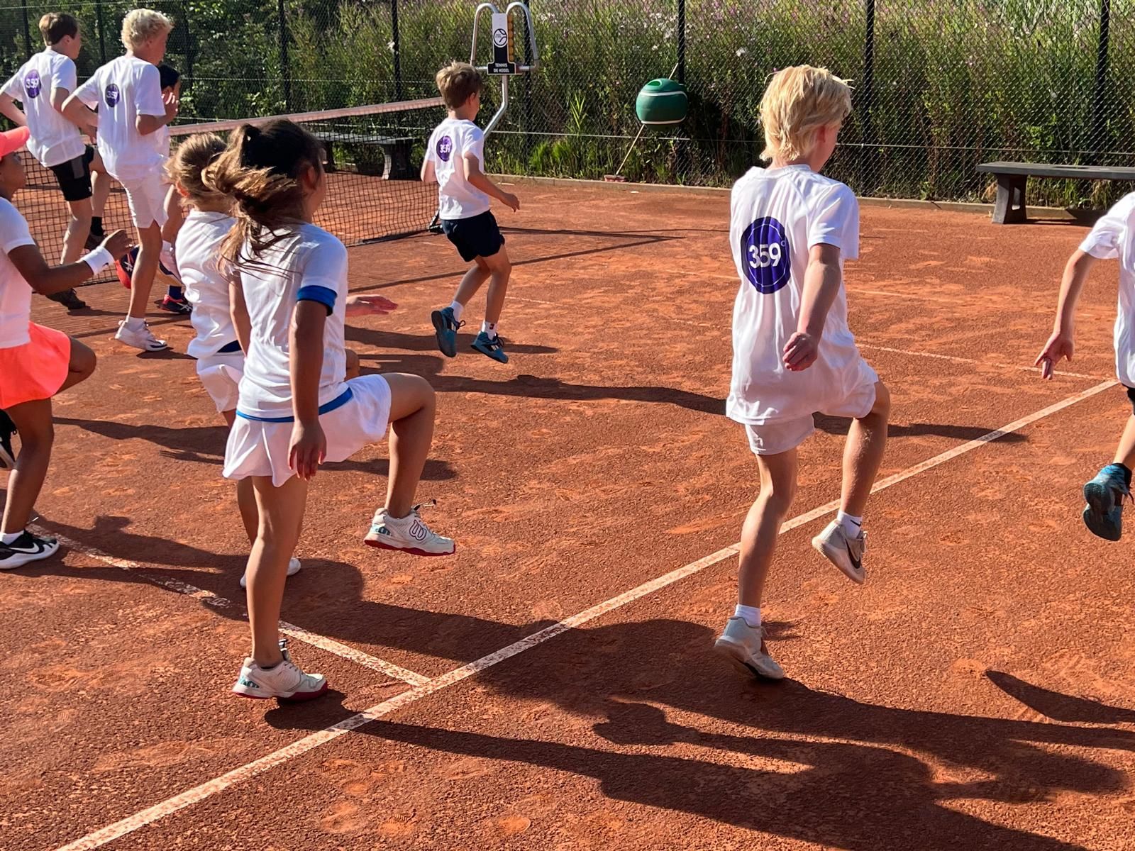 Kids practising on clay during camp – 359 tennis camp Amstelveen