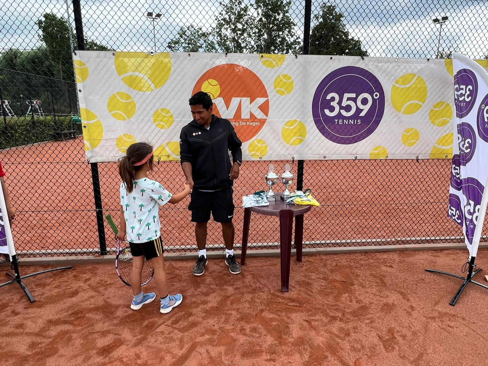A camp moment with the coach beside the trophies – 359 tennis camp Amstelveen