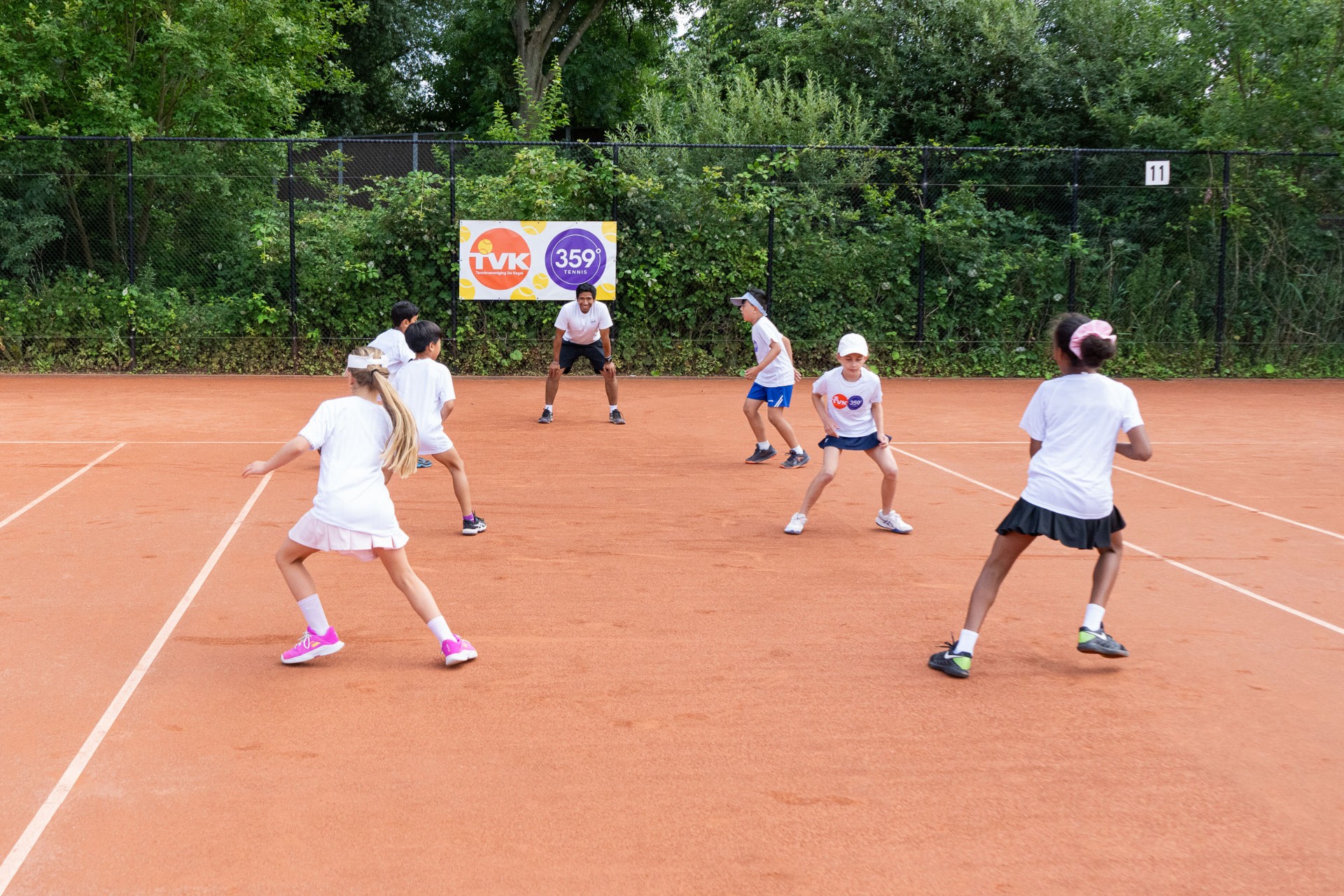 Junioren in beweging tijdens buitentraining — 359.tennis, NTC Amstelveen