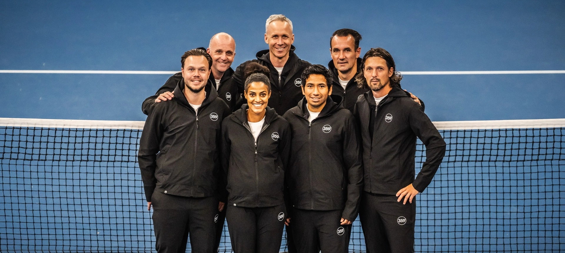 Het coachteam van 359 op de tennisbaan bij NTC Amstelveen