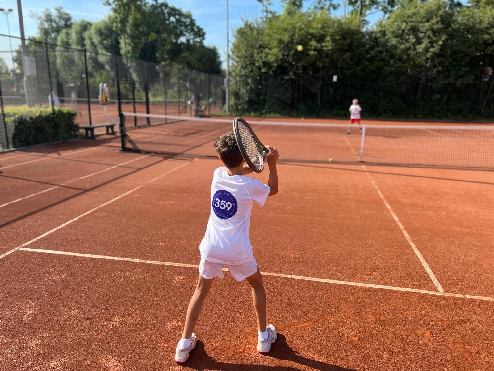 A participant ready to hit – 359 tennis camp Amstelveen