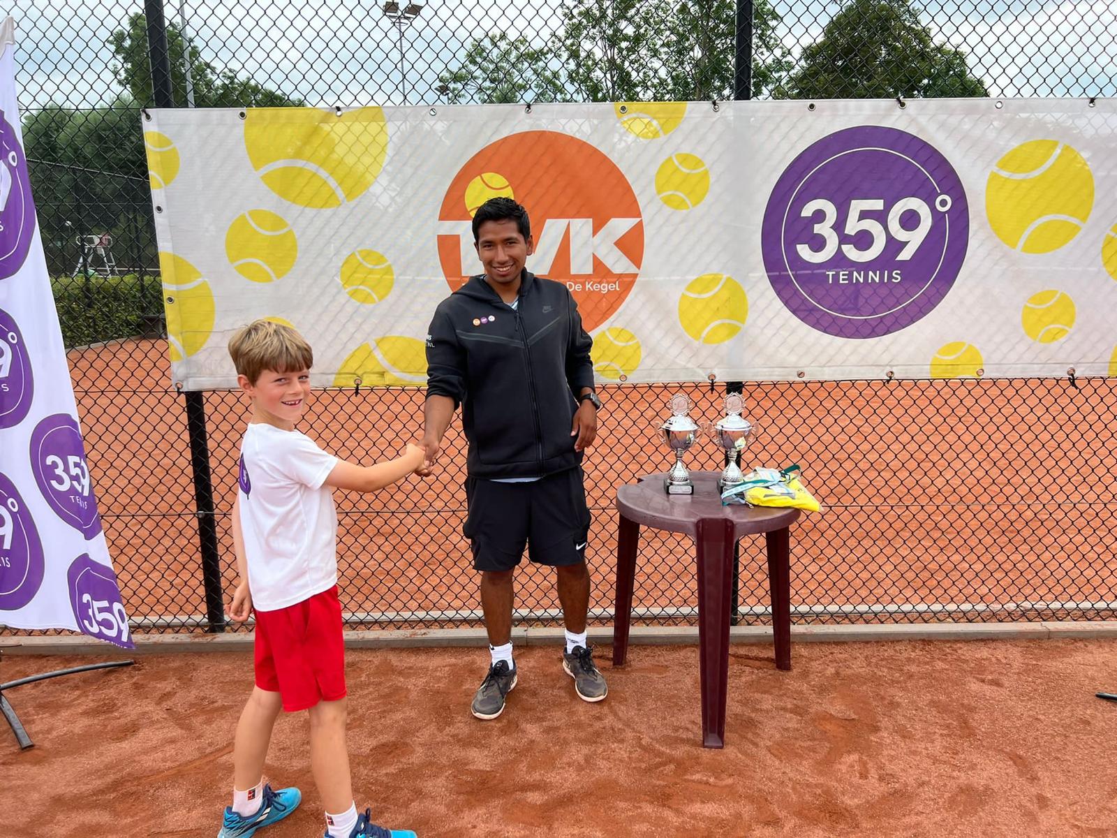 With the coach at the 359 banner – 359 tennis camp Amstelveen