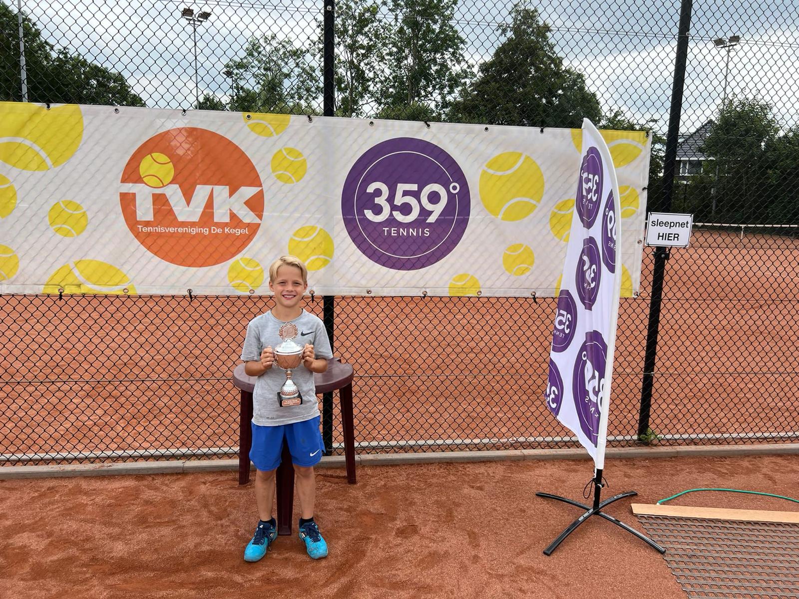 A camp participant with a trophy – 359 tennis camp Amstelveen
