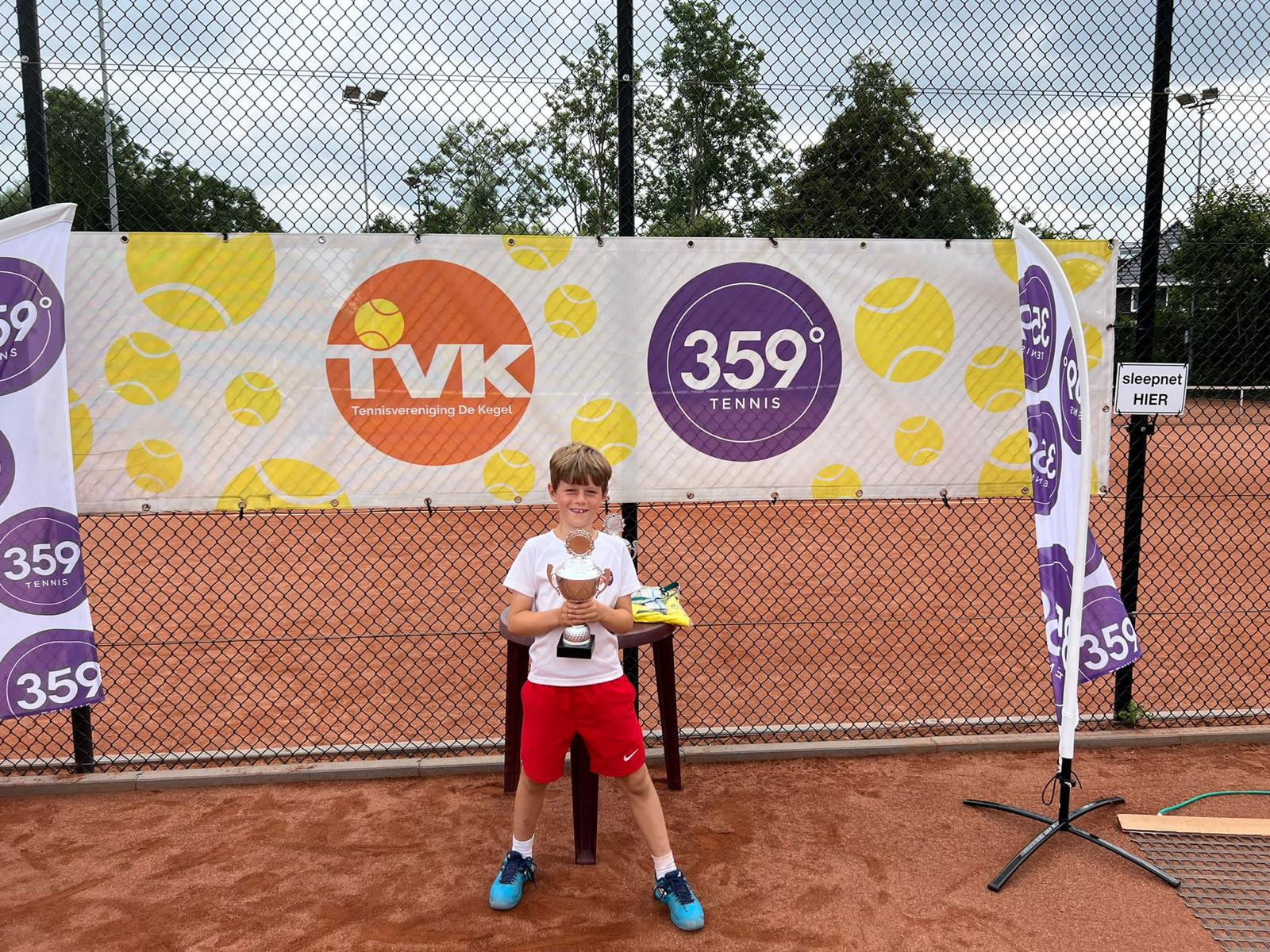 A participant beside the trophy table – 359 tennis camp Amstelveen