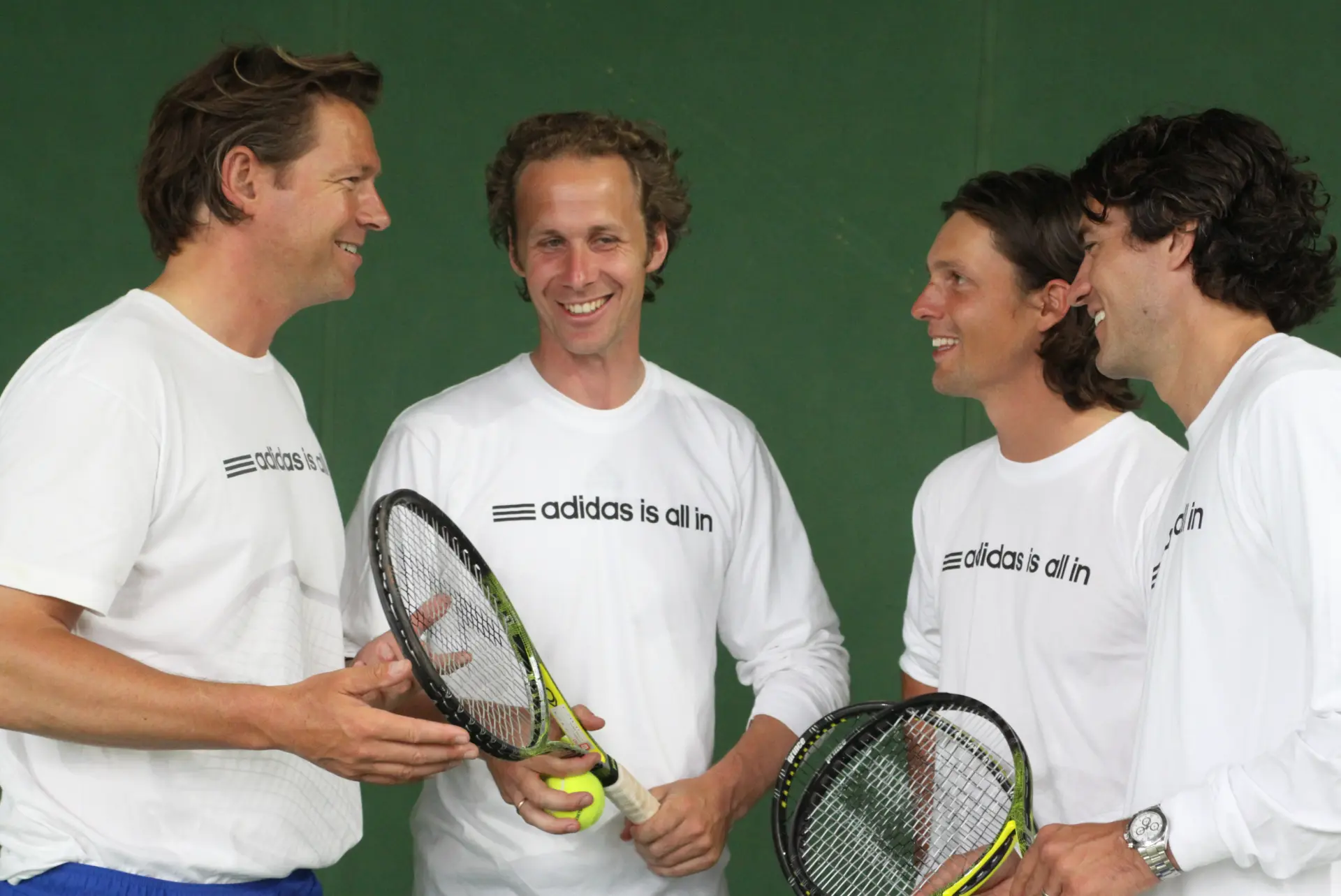 Vier coaches van Tennis Academy Amsterdam in gesprek met rackets in de hand, 2011.