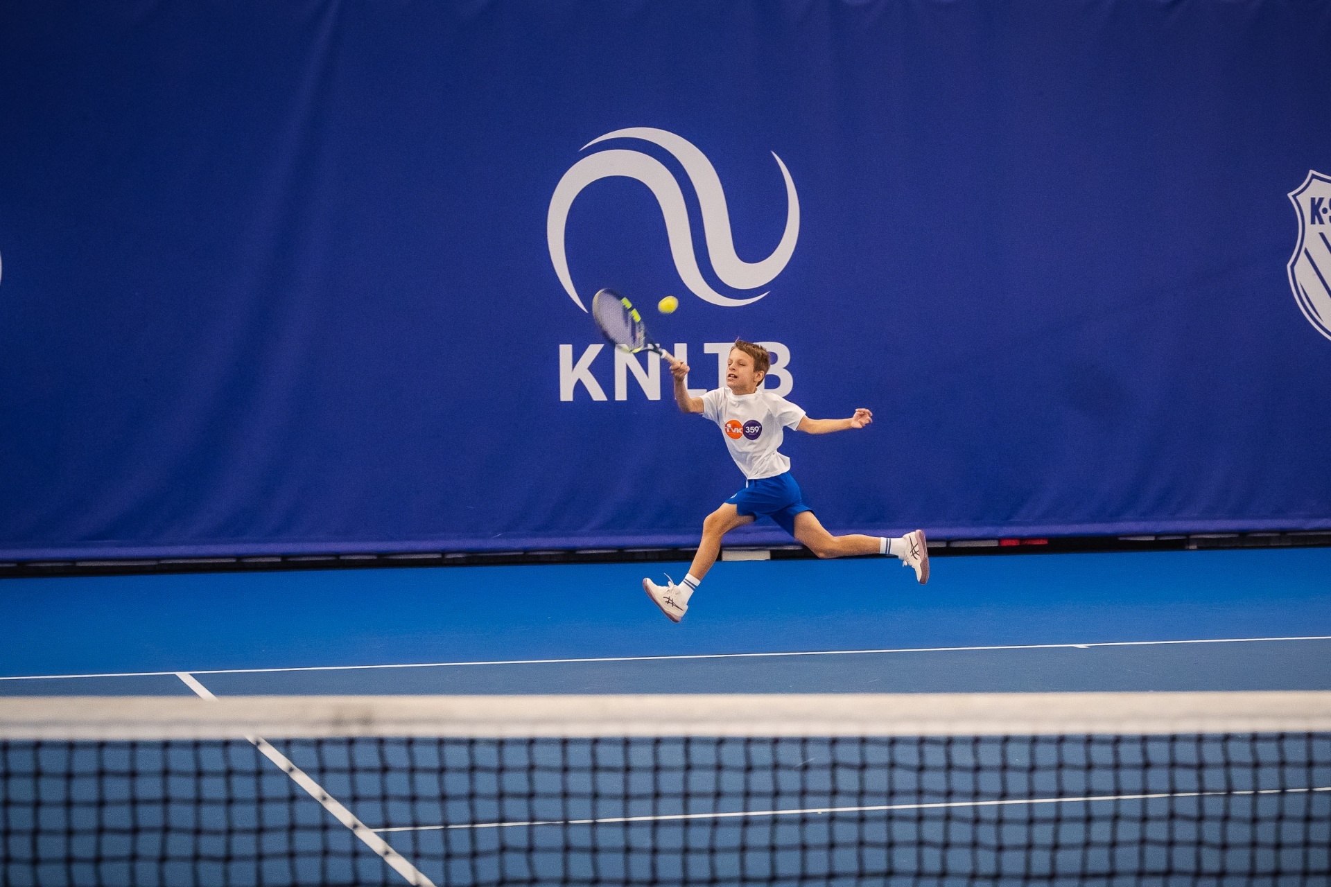 Academy speler slaat forehand tijdens KNLTB indoor toernooi