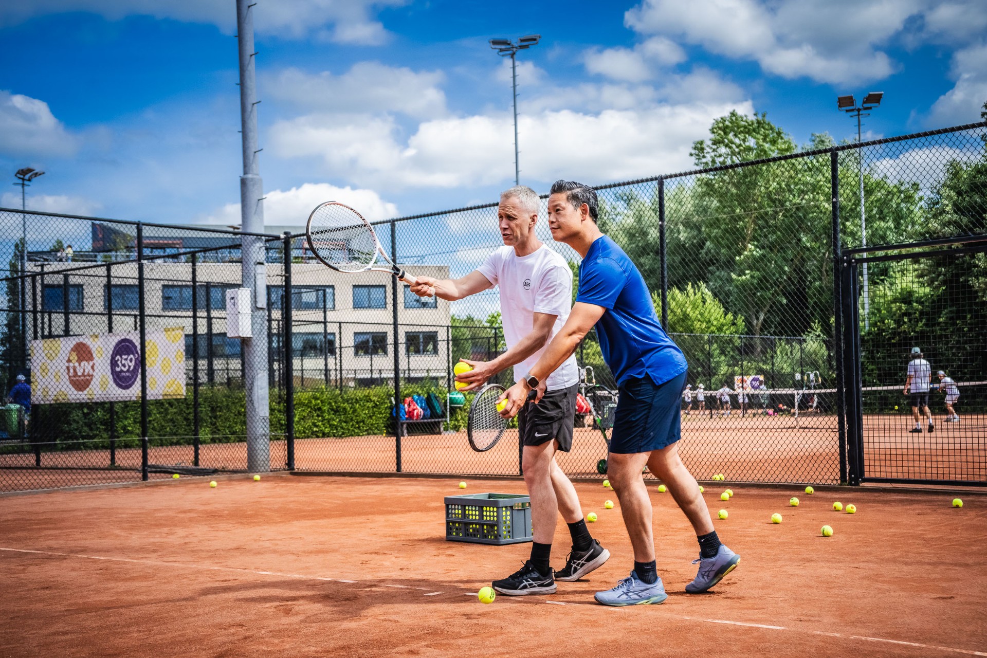 Privéles junior speler één-op-één met coach op de baan — 359.tennis