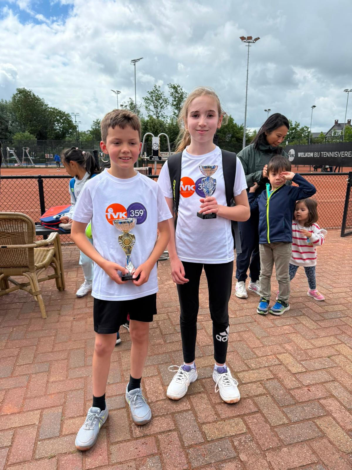 Tenniskids in TVK x 359 shirts met bekers Clubkampioenschappen 2026 NTC Amstelveen