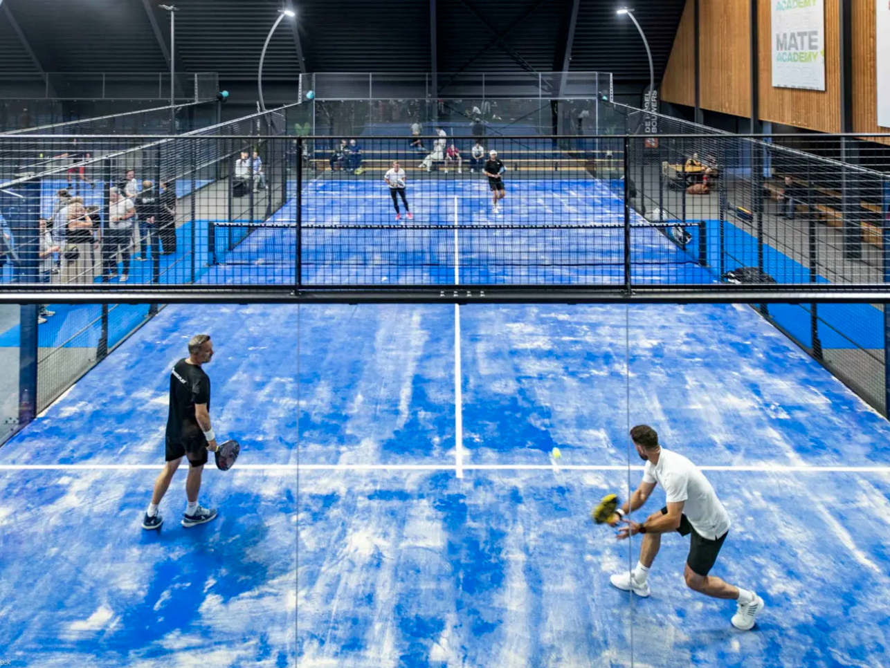 Padelwedstrijd op indoor banen