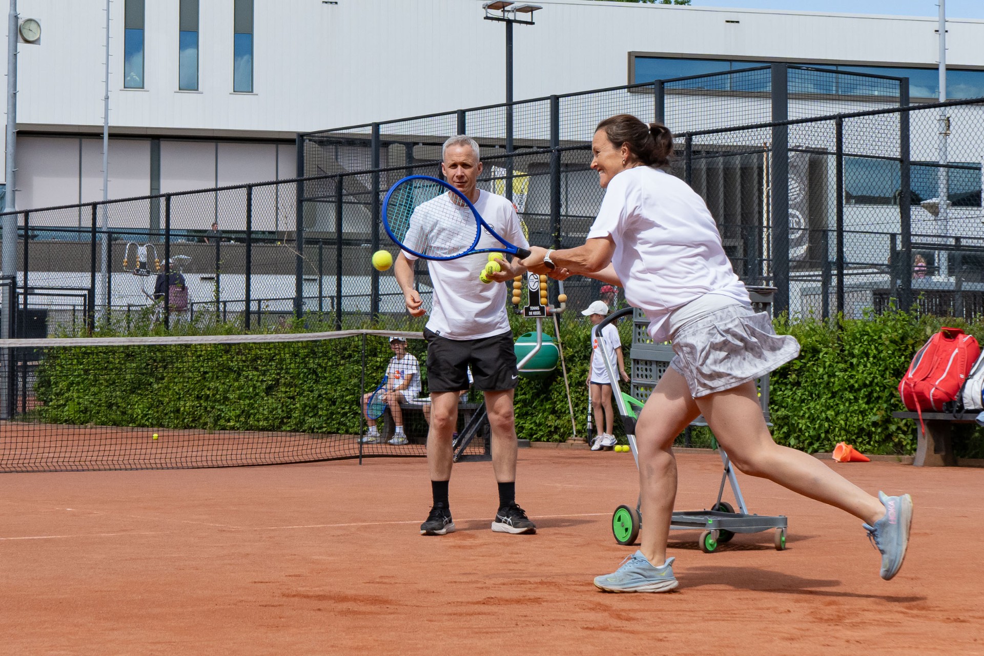 Coach werkt 1-op-1 aan slagtechniek met volwassen speler — privéles 359.tennis