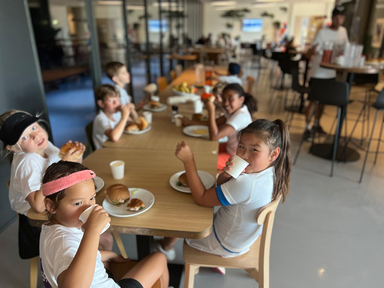 Lunch at the long table – 359 tennis camp Amstelveen