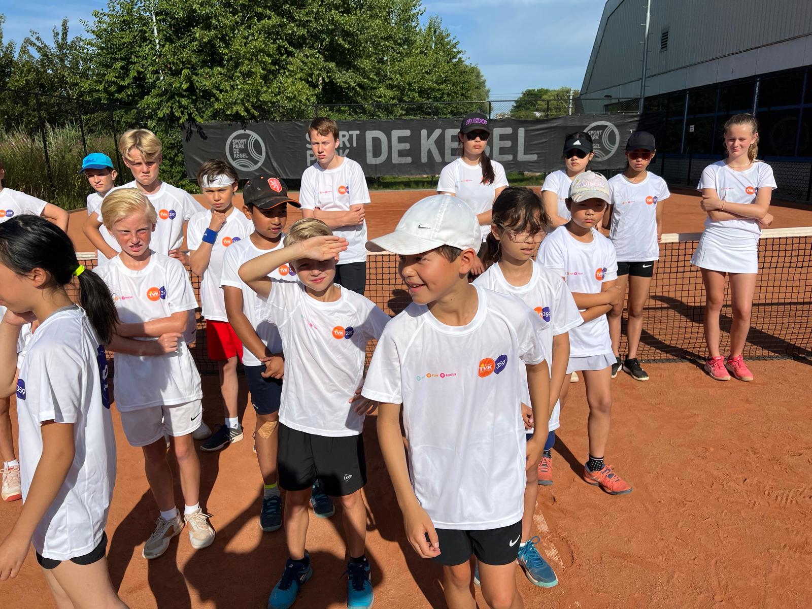 Group moment on the clay courts – 359 tennis camp Amstelveen