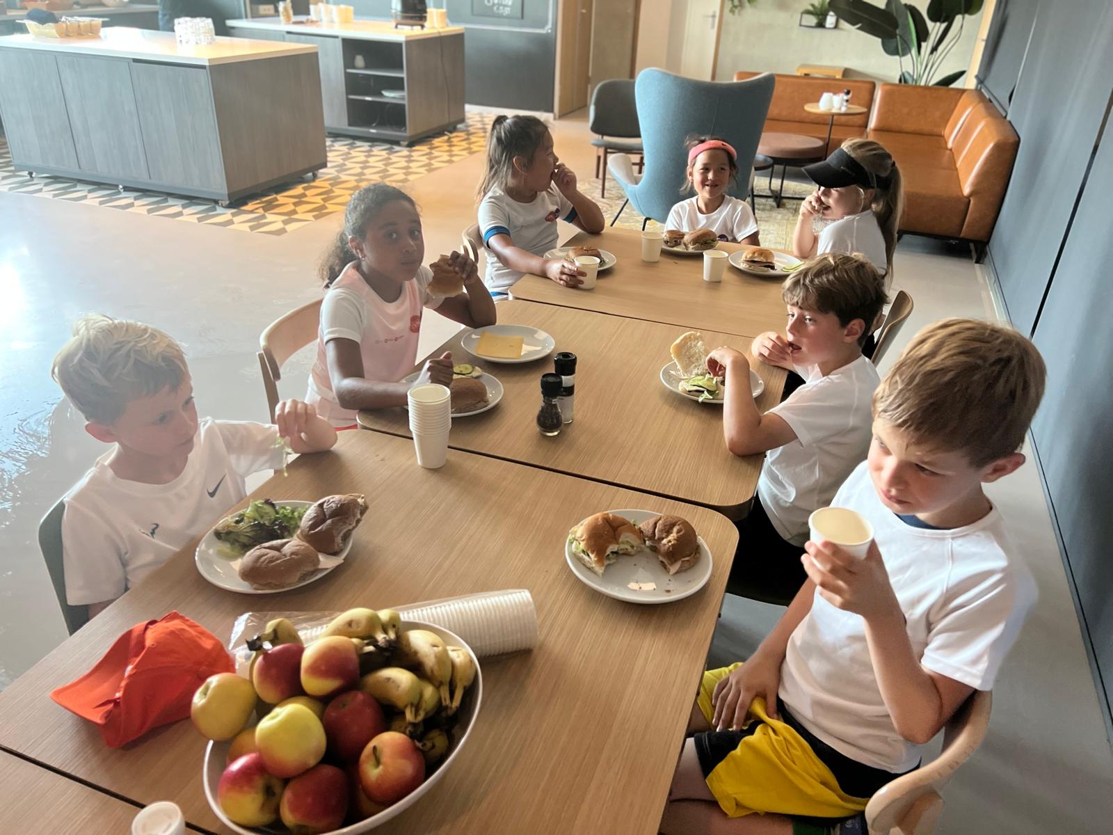Shared lunch during camp – 359 tennis camp Amstelveen