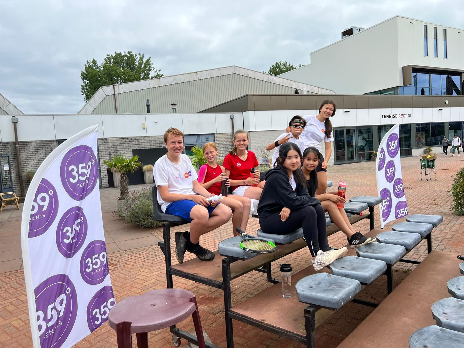 Together in the stands during camp – 359 tennis camp Amstelveen