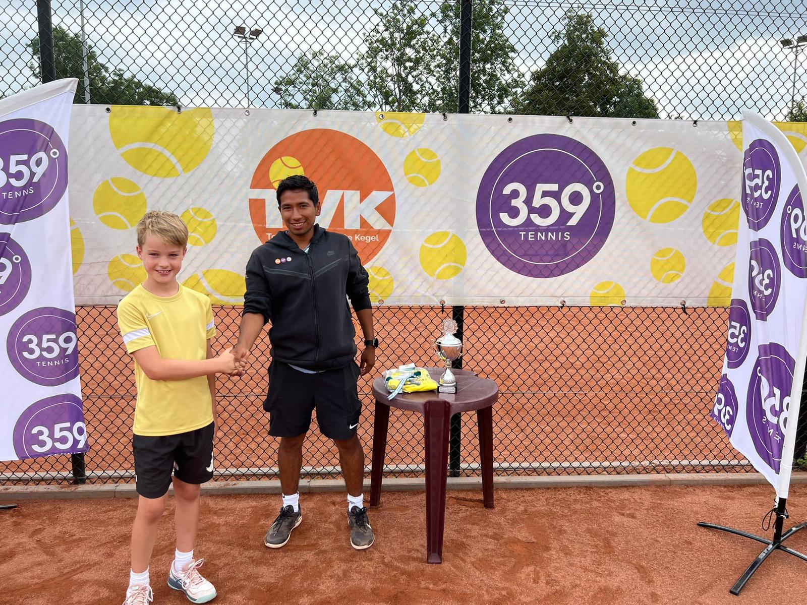 A handshake with the coach – 359 tennis camp Amstelveen