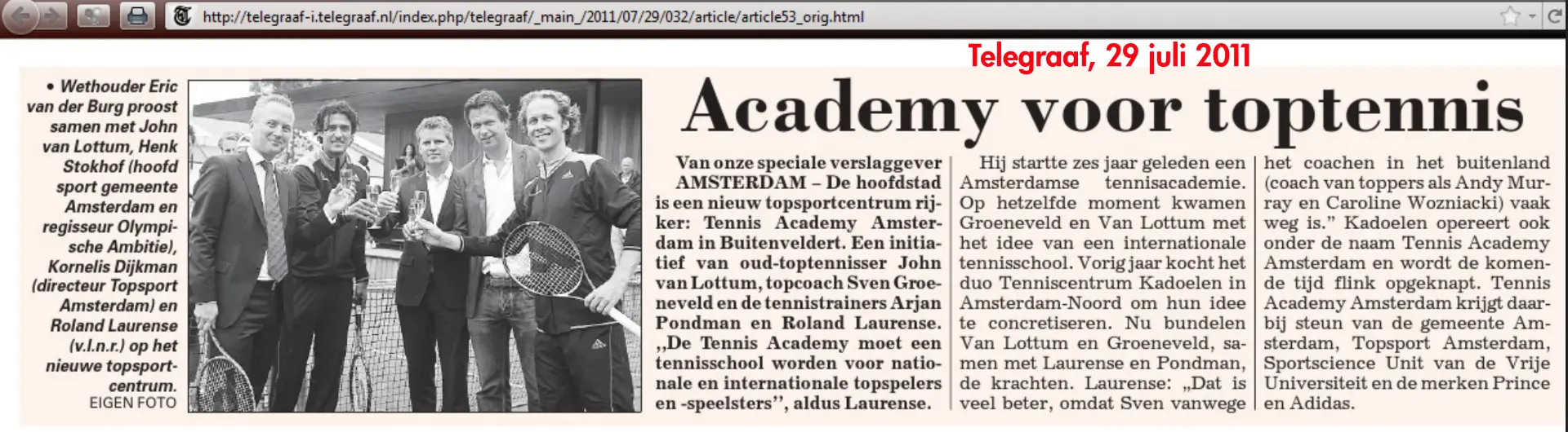 Krantenartikel De Telegraaf van 29 juli 2011 met de kop 'Academy voor toptennis' over de opening van Tennis Academy Amsterdam, met wethouder Eric van der Burg, John van Lottum, Henk Stokhof, Kornelis Dijkman en Roland Laurense.