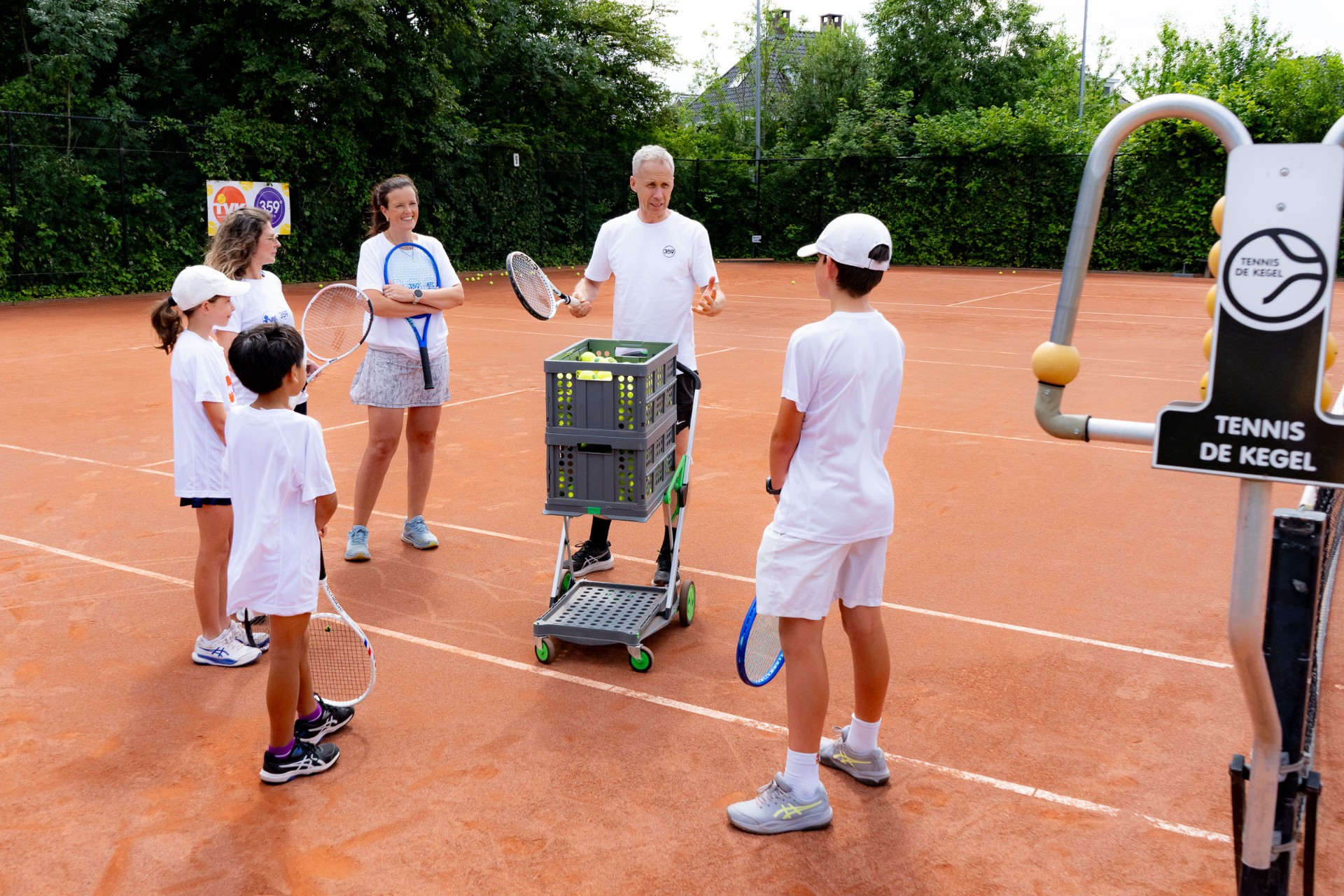 Familie leert samen tennissen op gravel bij 359.tennis