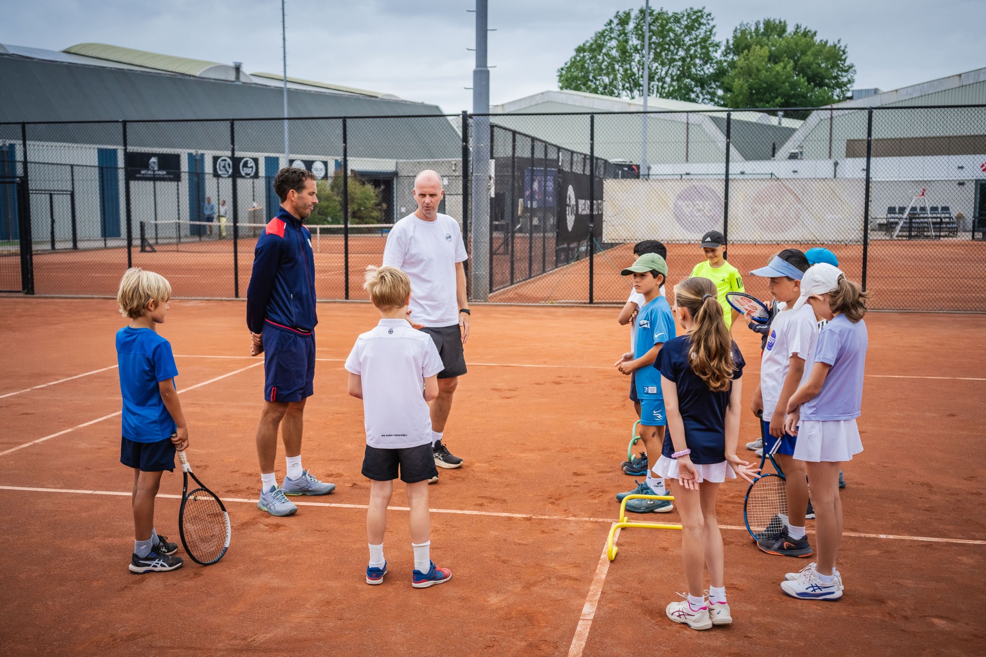 Jonge spelers in actie op de buitenbaan — 359.tennis, NTC Amstelveen
