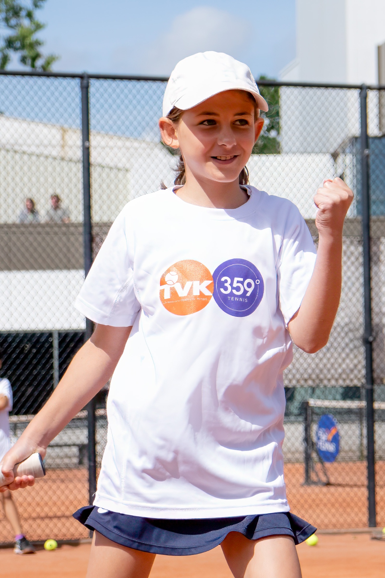 Junior speler viert winst met gebalde vuisten na wedstrijd — 359.tennis