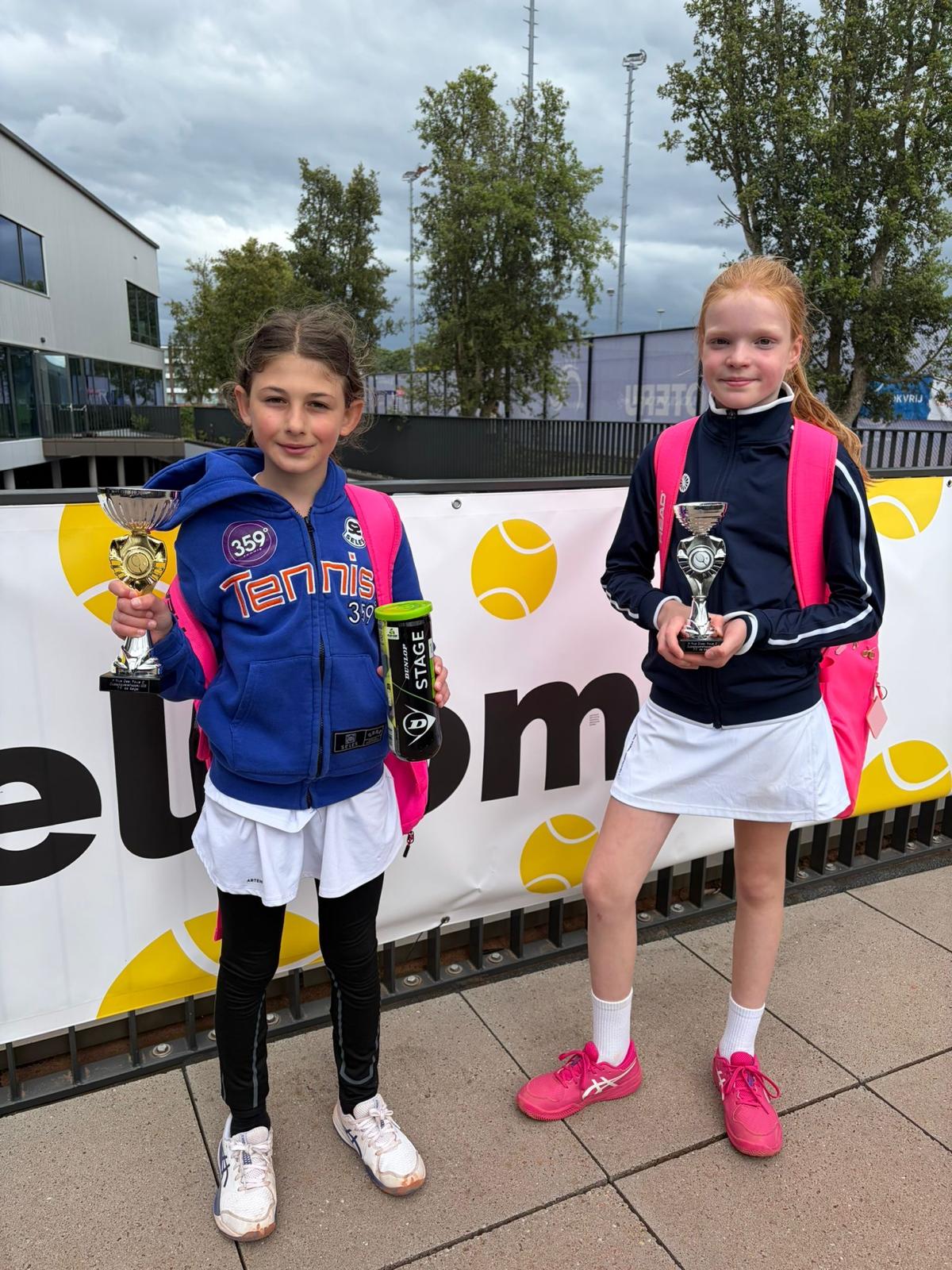 Tenniskids meisjes met roze rugzakken en bekers 359.tennis NTC Amstelveen