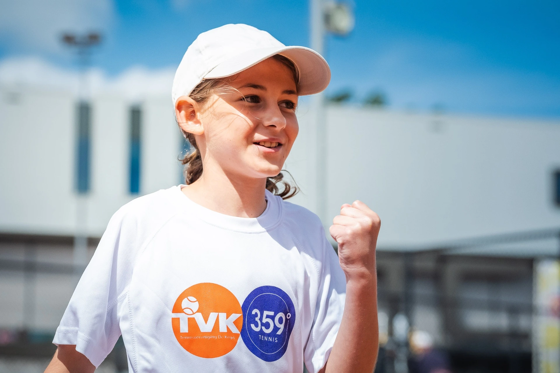 Meisje toont trots en motivatie tijdens een Academy-training bij 359.tennis