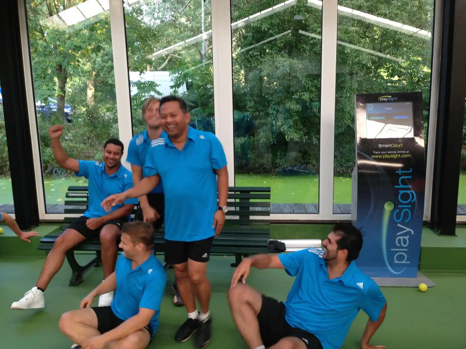 adidas medewerkers genieten van de tennisclinic bij PlaySight SmartCourt