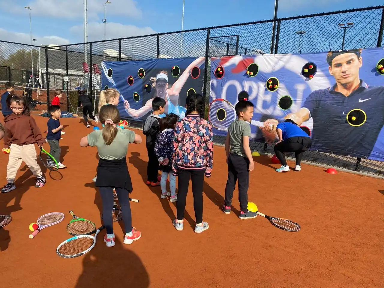 Tenniskids leren mikken tijdens tennisles kinderen 359.tennis NTC Amstelveen