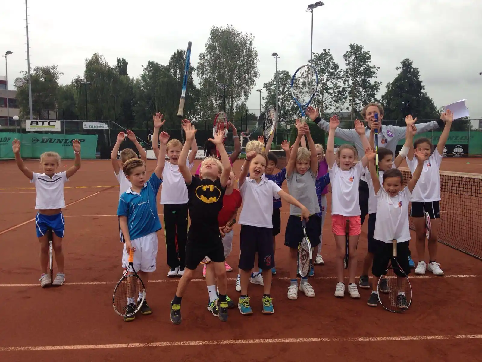 Tenniskamp kinderen juichen op gravelbaan NTC Amstelveen 359.tennis
