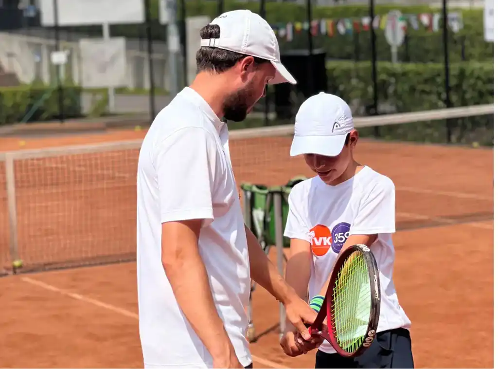 Tenniscoach geeft junior speler 1-op-1 privé tennisles op de kleibaan van NTC Amstelveen — 359.tennis