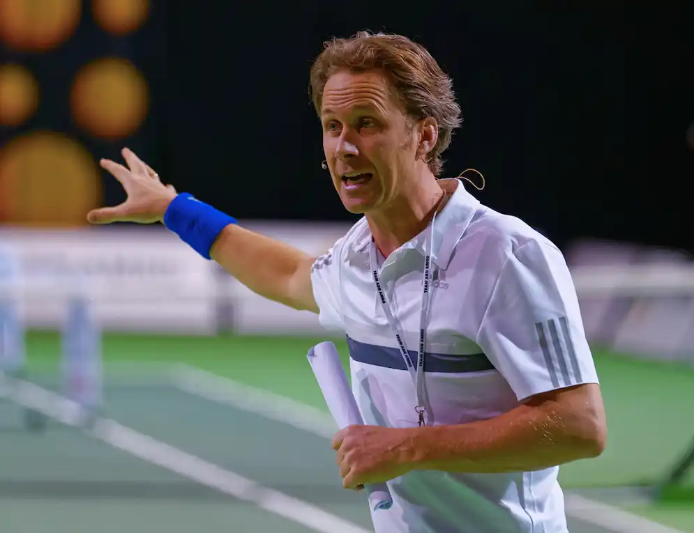 Roland Laurense geeft een tennisclinic in Ahoy tijdens het ABN AMRO World Tennis Tournament