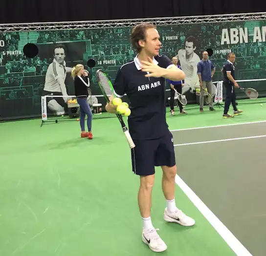 Roland Laurense demonstreert een forehand bij een ABN AMRO event