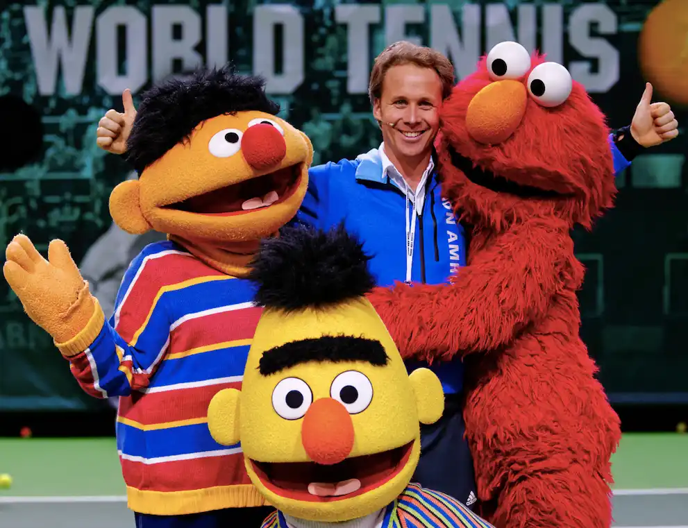 Roland Laurense met Sesamstraat-mascottes op het ABN AMRO World Tennis Tournament