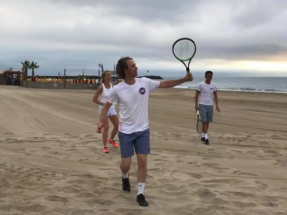 Roland Laurense tijdens beach tennis training in 359-shirt