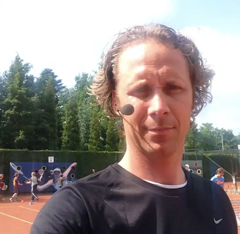 Roland Laurense op de gravelbaan tijdens een 359 training