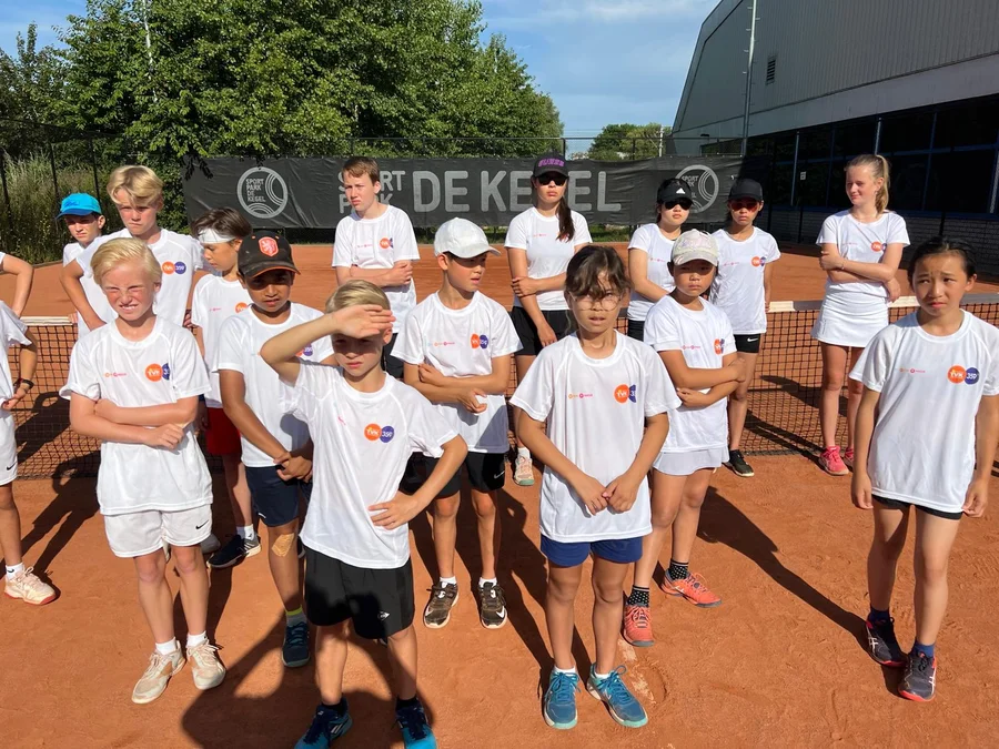 Kinderen tijdens een tenniskamp van 359.tennis op de banen van TV De Kegel in Amstelveen